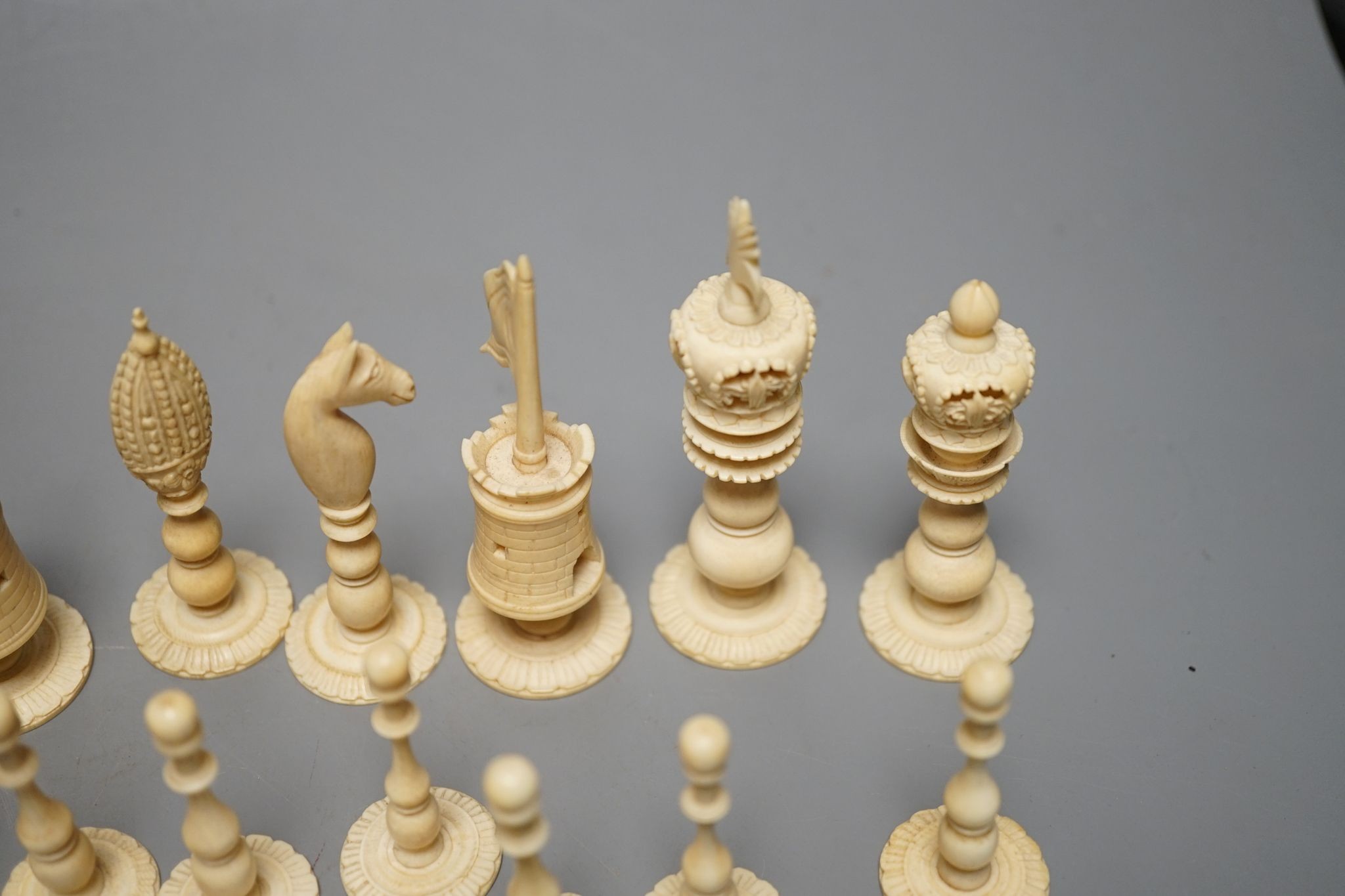 A North European stained ivory chess set, Kings 8cm